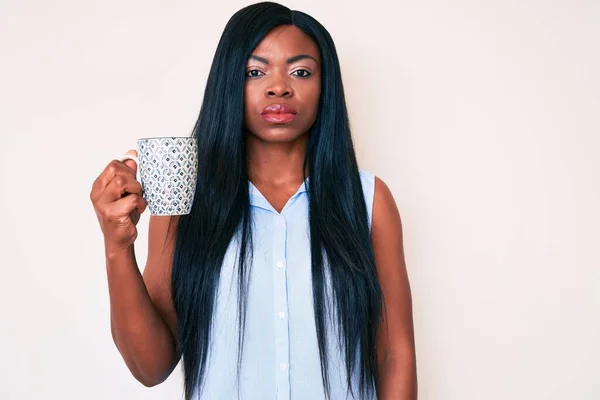 Genç Afrikalı Amerikalı Kadın Elinde Kahve Tutarken Düşünceli Ayık Bir — Stok fotoğraf