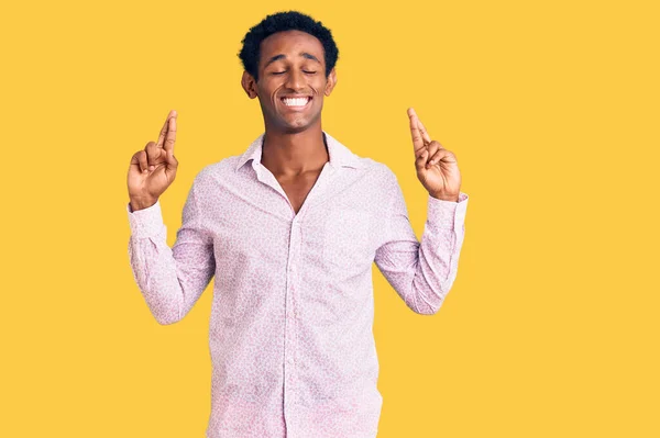 Uomo Bello Africano Indossa Casual Camicia Rosa Gesticolando Dito Incrociato — Foto Stock