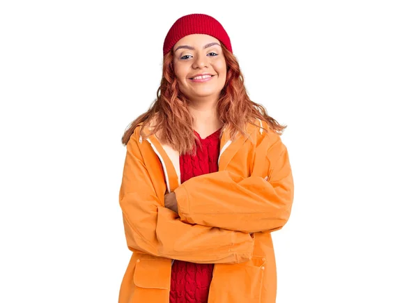 年轻的拉丁女人穿着冬季休闲装 面带微笑 交叉着双臂看着相机 积极的人 — 图库照片