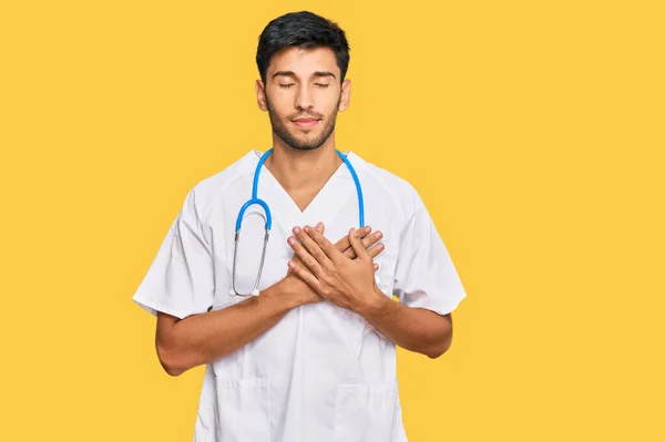 Jeune Bel Homme Portant Uniforme Médecin Stéthoscope Souriant Avec Les — Photo