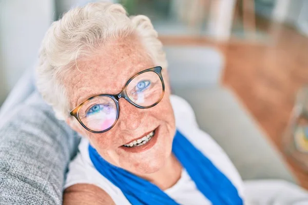 Anciana Mujer Mayor Con Pelo Gris Sonriendo Feliz Sentada Sofá —  Fotos de Stock