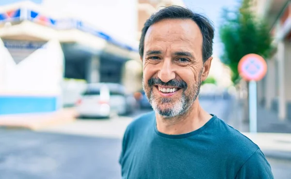 Homem Meia Idade Com Barba Sorrindo Feliz Livre — Fotografia de Stock