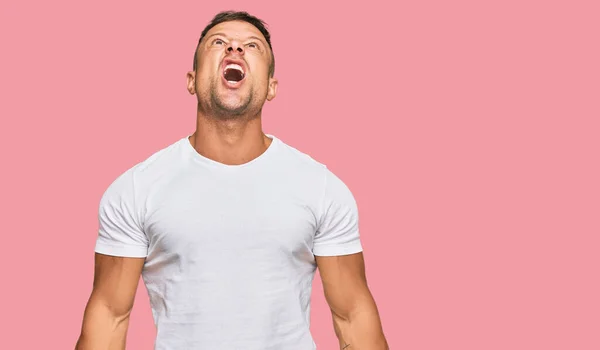 Hombre Musculoso Guapo Vistiendo Camiseta Blanca Casual Enojado Loco Gritando —  Fotos de Stock