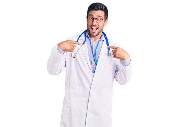 Young Hispanic Man Wearing Doctor Uniform Stethoscope Looking Confident Smile — Stock Photo, Image