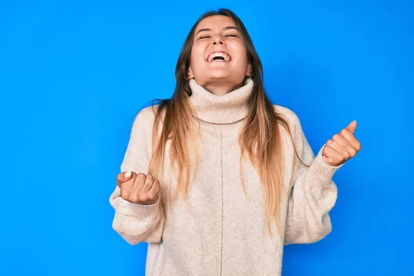 Bella Donna Caucasica Indossa Maglione Invernale Lana Molto Felice Eccitato — Foto Stock