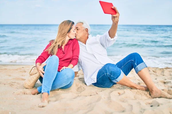 Medelålders Latinamerikanska Par Gör Selfie Vid Surfplattan Kyssas Stranden — Stockfoto