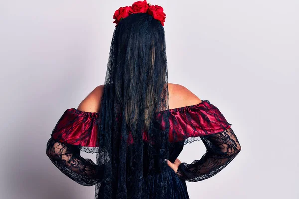 Νεαρή Γυναίκα Που Φοράει Μεξικάνικη Μέρα Του Νεκρού Μακιγιάζ Στέκεται — Φωτογραφία Αρχείου