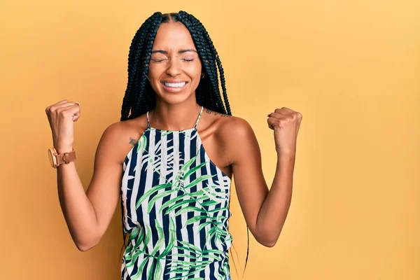 Hermosa Mujer Hispana Vistiendo Vestido Verano Muy Feliz Emocionada Haciendo —  Fotos de Stock