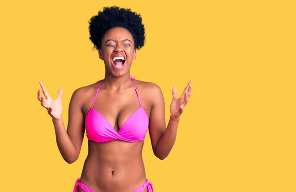 Genç Afro Amerikan Kadın Bikinili Çılgın Kızgın Bir Şekilde Bağırıyor — Stok fotoğraf