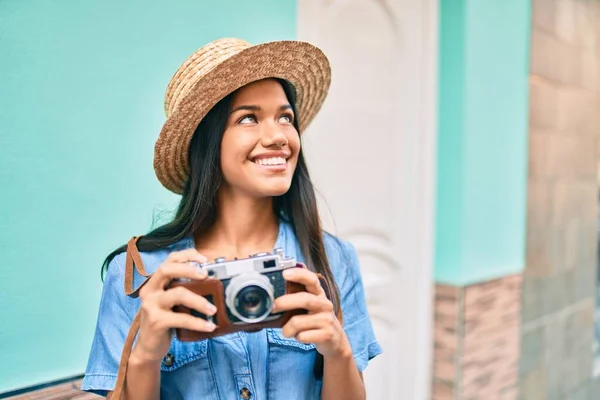 Young Latin Tourist Girl Vacation Smiling Happy Using Vintage Camera — Stock Photo, Image