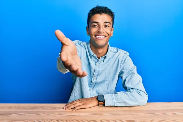 아프리카계 미국인 청년이 테이블에 다정하게 악수를 인사와 환영의 인사를 성공적 — 스톡 사진