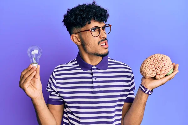 Hombre Guapo Árabe Joven Sosteniendo Cerebro Bombilla Para Inspiración Idea — Foto de Stock