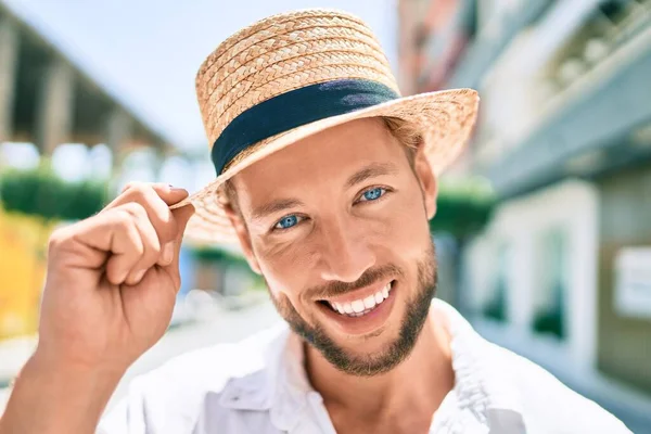 Snygg Kaukasisk Man Bär Sommarmössa Och Blommor Skjorta Ler Glad — Stockfoto