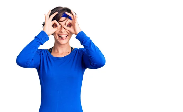 Schöne Junge Frau Mit Kurzen Haaren Die Trainingsklamotten Trägt Und — Stockfoto