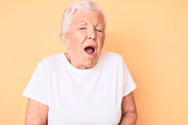 Senior Smuk Kvinde Med Blå Øjne Gråt Hår Iført Klassisk - Stock-foto