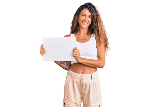 Jeune Femme Hispanique Avec Tatouage Tenant Papier Vide Vide Air — Photo