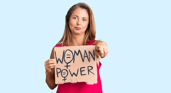 Mujer Hispana Mediana Edad Sosteniendo Estandarte Poder Mujer Señalando Con — Foto de Stock