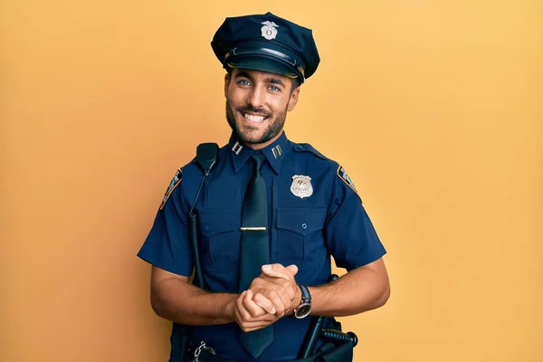Snygg Latinamerikansk Man Klädd Polisuniform Med Händerna Tillsammans Och Korsade — Stockfoto
