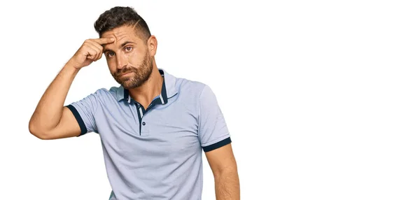 Bell Uomo Con Barba Che Indossa Vestiti Casual Che Indicano — Foto Stock