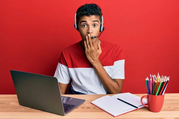 Jovem Afro Americano Bonito Trabalhando Escritório Usando Fone Ouvido Operador — Fotografia de Stock