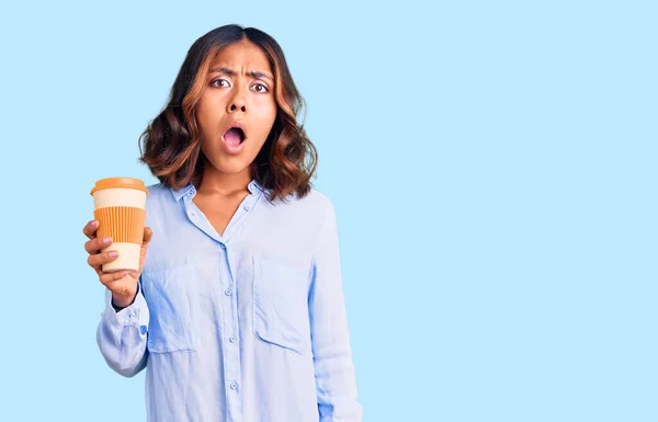 Junge Schöne Gemischte Rasse Frau Trinkt Einen Kaffee Aus Take — Stockfoto