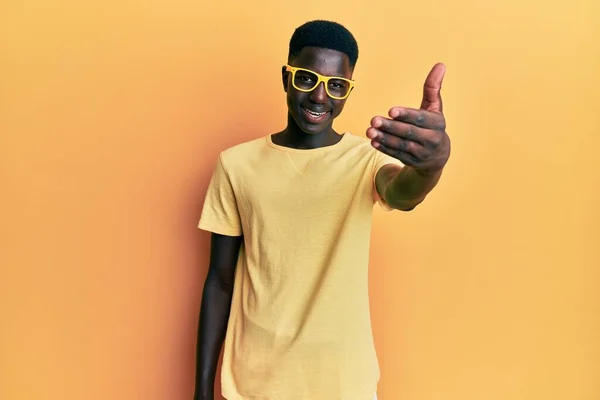 Joven Hombre Afroamericano Vistiendo Ropa Casual Gafas Sonrientes Amistoso Ofreciendo — Foto de Stock