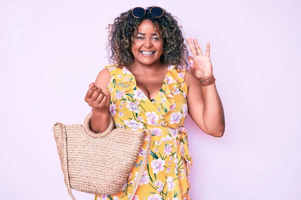 Jovem Afro Americana Size Mulher Vestindo Roupas Casuais Segurando Bolsa — Fotografia de Stock