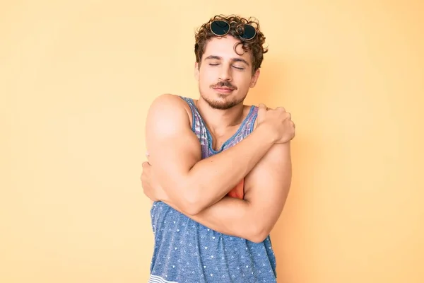 Joven Hombre Caucásico Con Pelo Rizado Usando Estilo Casual Con — Foto de Stock