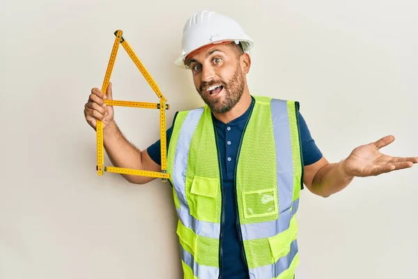 Snygg Man Med Skägg Bär Hatt Innehav Bygga Projekt Firar — Stockfoto