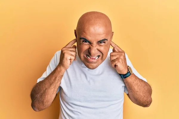 Reifer Mann Aus Dem Mittleren Osten Lässigem Weißem Shirt Der — Stockfoto