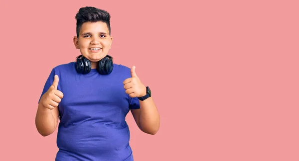Niño Pequeño Escuchando Música Usando Auriculares Signo Éxito Haciendo Gesto — Foto de Stock