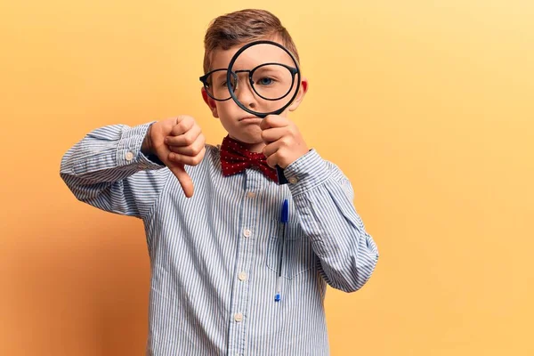 Schattig Blond Kind Draagt Nerd Strikje Bril Houden Vergrootglas Met — Stockfoto