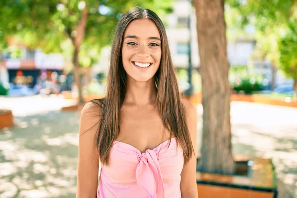 Wanita Muda Hispanik Tersenyum Bahagia Berjalan Taman — Stok Foto