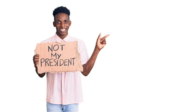 Jonge Afro Amerikaanse Man Houdt Niet Mijn President Protestspandoek Glimlachend — Stockfoto