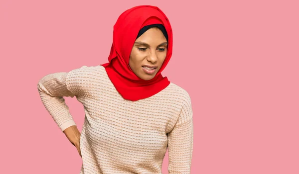 Young African American Woman Wearing Traditional Islamic Hijab Scarf Suffering — Stock Photo, Image