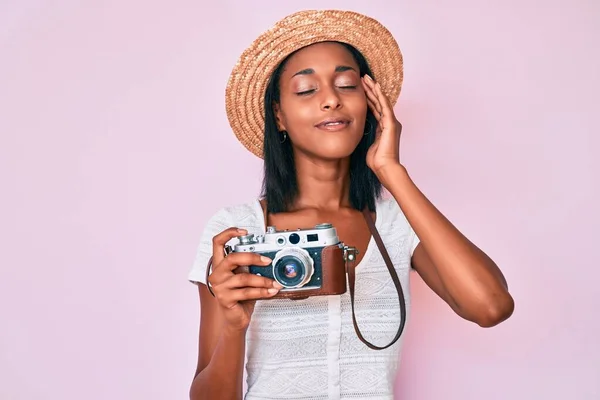Joven Mujer Afroamericana Con Sombrero Verano Sosteniendo Cámara Vintage Sonriendo —  Fotos de Stock
