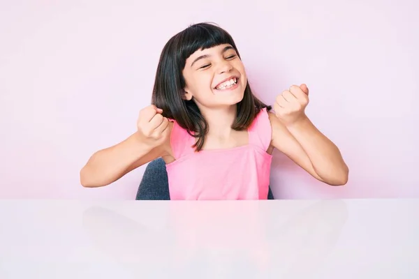 Menina Pequena Com Estrondo Vestindo Roupas Casuais Sentado Mesa Muito — Fotografia de Stock