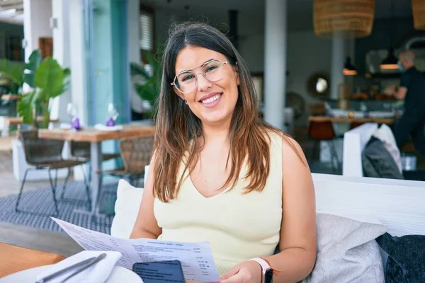 Junge Schöne Hispanische Frau Lächelt Glücklich Restaurant Auf Dem Tisch — Stockfoto