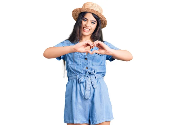 Menina Adolescente Morena Usando Chapéu Verão Sorrindo Amor Fazendo Forma — Fotografia de Stock
