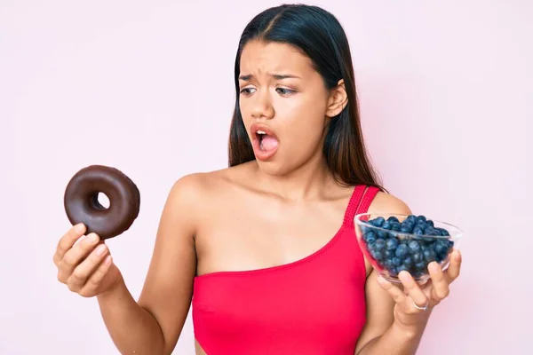 Jong Mooi Latijn Meisje Draagt Badpak Met Donut Bosbessen Boos — Stockfoto