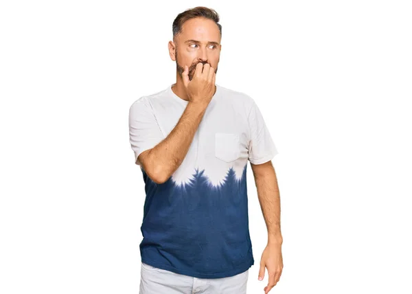 口の中で爪をかむ上で手でストレスと緊張を見てカジュアルなネクタイ染料のTシャツを着てハンサムな中年の男性 不安の問題 — ストック写真