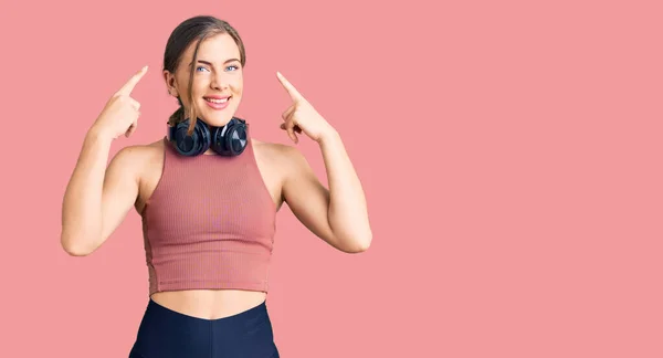 Mulher Branca Bonita Vestindo Roupas Ginástica Usando Fones Ouvido Sorrindo — Fotografia de Stock