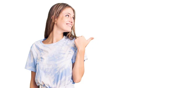 Joven Hermosa Mujer Rubia Con Tinte Morir Camiseta Sonriendo Con — Foto de Stock