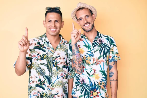 Молода Гей Пара Двох Чоловіків Носить Літній Капелюх Гавайську Сорочку — стокове фото