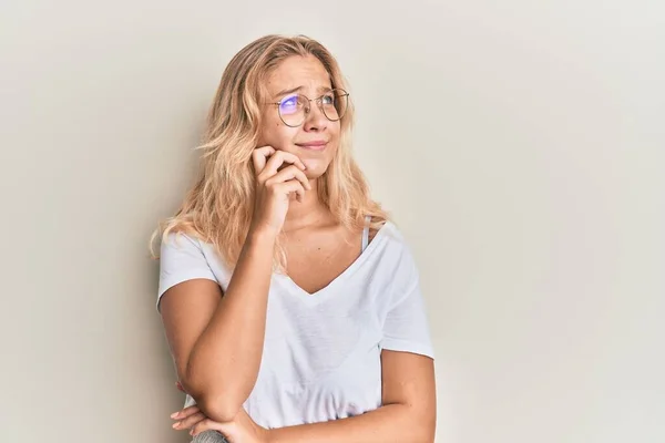 Ung Blond Flicka Bär Casual Kläder Och Glasögon Tänkande Koncentrerad — Stockfoto