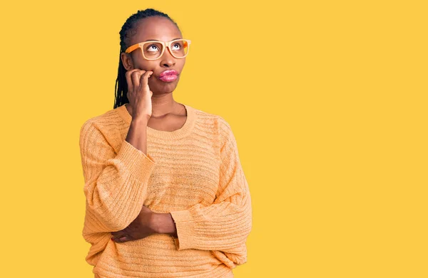 Jonge Afrikaans Amerikaanse Vrouw Draagt Casual Kleding Een Bril Serieus — Stockfoto