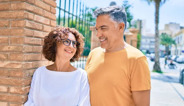 Casal Meia Idade Sorrindo Feliz Inclinando Parede Rua Cidade — Fotografia de Stock