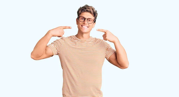 Mladý Pohledný Muž Neformálních Šatech Brýlích Vesele Usmíval Ukazoval Prsty — Stock fotografie
