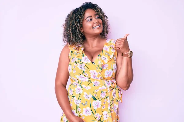 Junge Afrikanisch Amerikanische Size Frau Lässiger Kleidung Lächelt Mit Glücklichem — Stockfoto