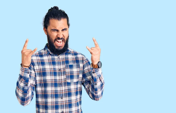 Junger Arabischer Mann Lässiger Kleidung Schreit Mit Verrücktem Gesichtsausdruck Und — Stockfoto